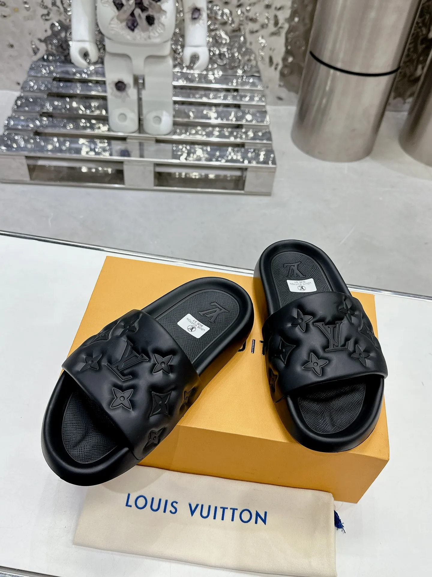 [L Home] P: 280💰 ▪️Shoe size: Women's 35-40 Men's 38-46▪️Packaging: Counter top quality~original packaging 𝟐𝟎𝟐5 Louis Vuitton counter's new embossed slippers, lv monogram embossed slippers, Waterfront sandals are back with a new look, and the upper buckle is embossed with lv's iconic Monogram pattern. Made of waterproof rubber with a comfortable and resilient insole. The lightweight, flexible outsole is embossed with the Louis Vuitton logo. ▪️Fabric: Original molded rubber foam surface ▪️Technology: embossed logo ▪️Sole: Original molded rubber foam outsole ▪️Sole thickness: 3CM.